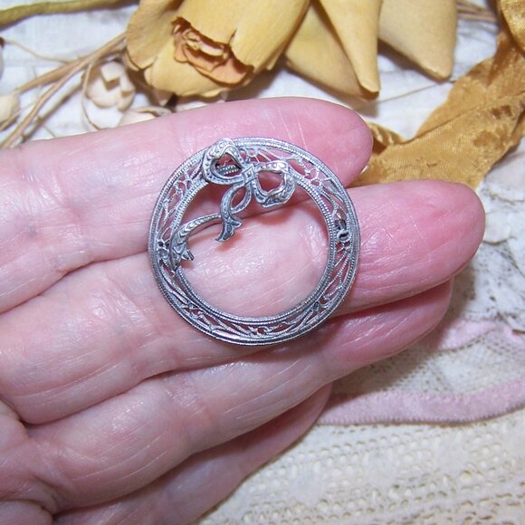 Art Deco Sterling Silver Filigree Pin Brooch - Circle with a Bow - Picture 3 of 6